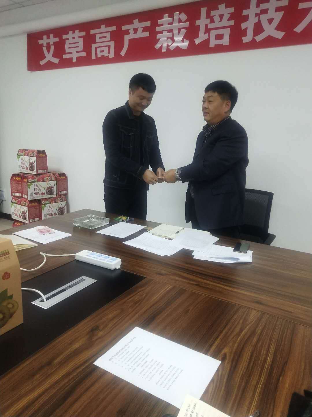 今世康9月份銷售亞軍崔國(guó)梁頒獎(jiǎng)現(xiàn)場(chǎng) 今世康9月份銷售亞軍崔國(guó)梁頒獎(jiǎng)現(xiàn)場(chǎng)